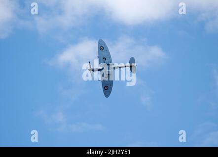 La classica ala ellittica del Supermarine Spitfire, un classico aereo da caccia della seconda guerra mondiale. Gli aerei continuano a visualizzare in pubblico Foto Stock