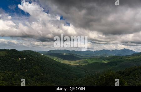 Bella vista dei ghat occidentali in Kerala, India Foto Stock