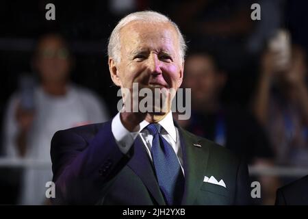 Gerusalemme, Israele. 14th luglio 2022. Il presidente degli Stati Uniti Joe Biden si attacca mentre partecipa alla cerimonia di apertura dei Giochi di Maccabiah al Teddy Stadium di Gerusalemme, Israele, giovedì 14 luglio 2022. Pool Photo by Ronen Zvulun/UPI Credit: UPI/Alamy Live News Foto Stock