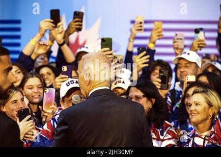 Gerusalemme, Israele. 14th luglio 2022. Il presidente degli Stati Uniti Joe Biden parla con gli atleti degli Stati Uniti alla cerimonia di apertura dei Giochi di Maccabiah al Teddy Stadium di Gerusalemme giovedì 14 luglio 2022. Pool Photo by Ronen Zvulun/UPI Credit: UPI/Alamy Live News Foto Stock