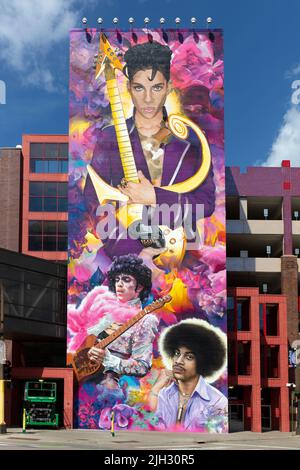 Murale su larga scala di cantante, cantautore, musicista, produttore discografico, ballerino, E l'attore Prince nel centro di Minneapolis, Minnesota. Foto Stock