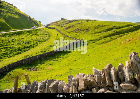 Derbyshire, Regno Unito – 5 aprile 2018: Pareti di pietra asciutta zig zag sulla collina a Winnats Pass nel Parco Nazionale del Peak District Foto Stock