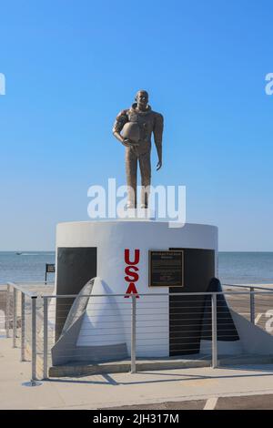 Biloxi, MS - 18 giugno 2022: Statua dell'astronauta Fred Haise a Biloxi, MS Foto Stock