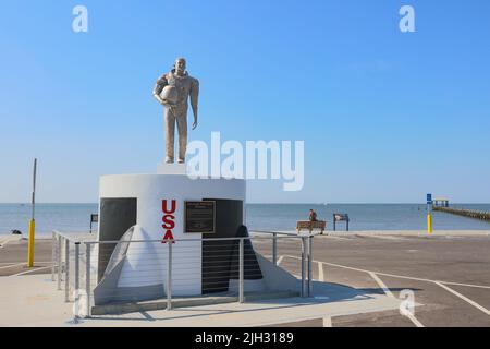 Biloxi, MS - 18 giugno 2022: Statua dell'astronauta Fred Haise a Biloxi, MS Foto Stock