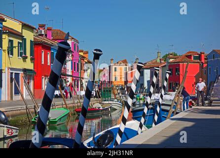 VENEZIA, ITALIA - 20 APRILE 2019 posti barca e case dipinte in modo brillante vicino al canale sull'isola di Burano Foto Stock