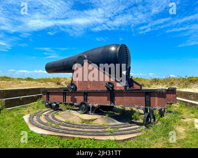 Ship Island, MS - 17 giugno 2022: 15 pollici Rodman Cannon a Fort Massachusetts Foto Stock