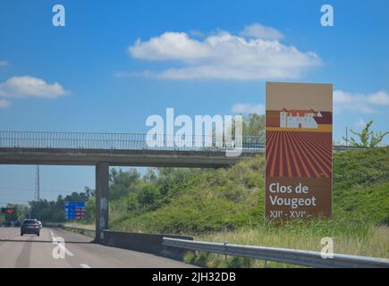 Segnaletica del famoso Climats de Bourgogne lungo l'autostrada A13, vicino a Digione FR Foto Stock