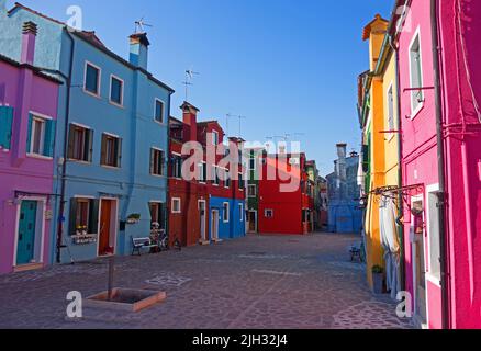 VENEZIA, ITALIA - 20 APRILE 2019 case dipinte con colori vivaci sull'isola di Burano Foto Stock