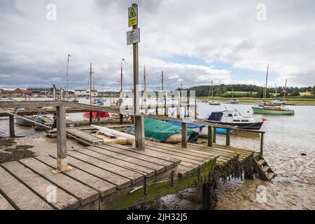 Pontile in legno e scalini raffigurati sul lungomare di Woodbridge a Suffolk nel luglio 2022. Foto Stock