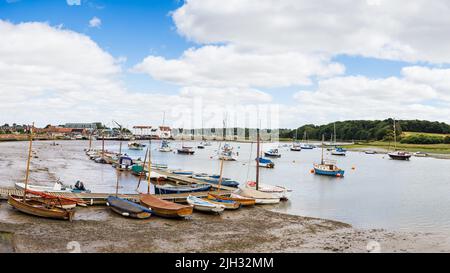 Un panorama multi immagine delle barche sul fiume Deben di fronte al Woodbridge Quay visto a Suffolk nel luglio 2022. Foto Stock