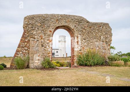 Le rovine della St Edmunds Chapel incornicia il faro di Hunstanton sulla costa occidentale del Norfolk, raffigurata nel luglio 2022. Foto Stock