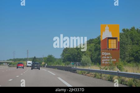 Segnaletica del famoso Climats de Bourgogne lungo l'autostrada A13, vicino a Digione FR Foto Stock