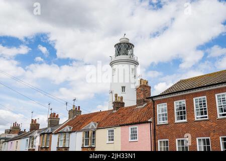 Case colorate viste in fromt del faro a Southwold sulla costa del Suffolk nel luglio 2022. Foto Stock