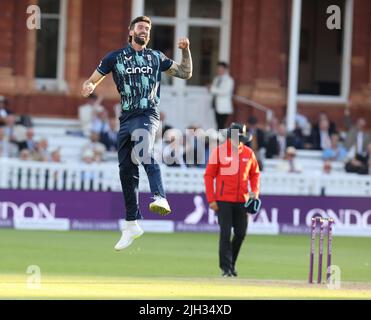 LONDRA INGHILTERRA - LUGLIO 14 :Inghilterra Reece Topley celebra il suo quinto picchetto di Jasprit Bumrah durante una Giornata Internazionale Serie tra Inghilterra contro India a Lord's Cricket Ground, Londra il 14th Luglio 2022 Credit: Action Foto Sport/Alamy Live News Foto Stock