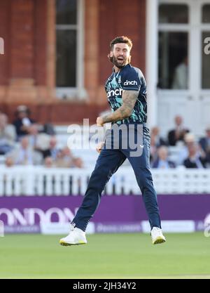 LONDRA INGHILTERRA - LUGLIO 14 :Inghilterra Reece Topley celebra il suo quinto picchetto di Jasprit Bumrah durante una Giornata Internazionale Serie tra Inghilterra contro India a Lord's Cricket Ground, Londra il 14th Luglio 2022 Credit: Action Foto Sport/Alamy Live News Foto Stock