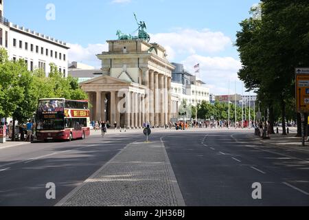 Berlino, Germania, 4 luglio 2022, vista laterale della porta di Brandeburgo con l'Ambasciata americana sullo sfondo. Foto Stock