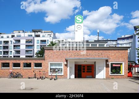 Berlino, Germania, 4 luglio 2022, stazione della S-Bahn Nordbahnhof a Invalidenstrasse a Mitte con moderne case cittadine nel backgroun Foto Stock