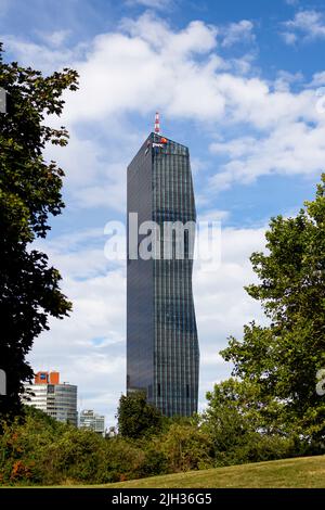 VIENNA, AUSTRIA - 17 agosto 2019: DC Tower Skyscraper nel distretto di Donaucity è il più alto grattacielo aziendale di Vienna, Austria Foto Stock