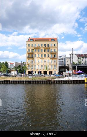 Berlino, Germania, 5 luglio 2022, vista sul fiume Sprea fino a un edificio singolo vecchio a Schiffbauerdamm Foto Stock