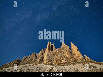 Modo Mliky oltre le Tre Cime di montagna delle Alpi, Dolomiti, Italia Foto Stock