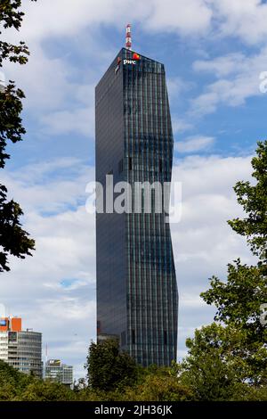 VIENNA, AUSTRIA - 17 agosto 2019: DC Tower Skyscraper nel distretto di Donaucity è il più alto grattacielo aziendale di Vienna, Austria Foto Stock