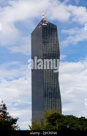 VIENNA, AUSTRIA - 17 agosto 2019: DC Tower Skyscraper nel distretto di Donaucity è il più alto grattacielo aziendale di Vienna, Austria Foto Stock