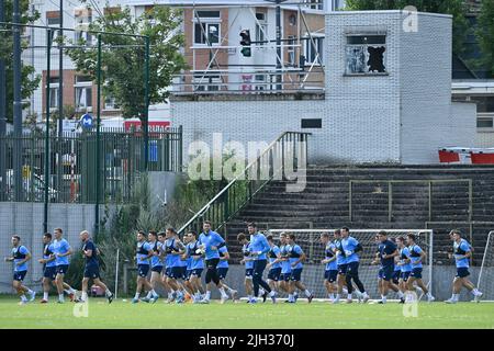 Bruxelles, Belgio. 14th luglio 2022. I giocatori di Dynamo Kyiv sono raffigurati durante una sessione di allenamento del club calcistico ucraino FC Dynamo Kyiv, giovedì 14 luglio 2022 al Petit Heyzel/ Kleine Heizel, a Bruxelles. La città di Bruxelles mette a disposizione della squadra di calcio lo stadio Kleine Heysel, in modo che possa allenarsi prima di giocare la loro amichevole partita contro Anversa venerdì 15 luglio. Si trovano a Bruxelles come parte del loro tour internazionale "Stop the War - Pregate for Peace". Credit: Belga News Agency/Alamy Live News Foto Stock