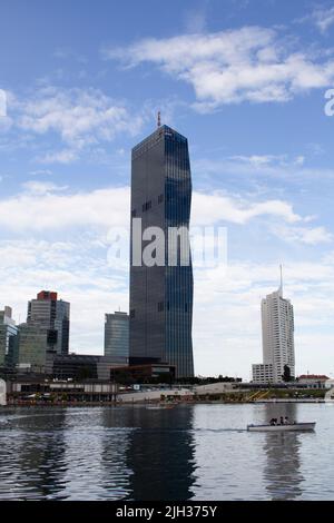 VIENNA, AUSTRIA - 17 agosto 2019: DC Tower Skyscraper nel distretto di Donaucity è il più alto grattacielo aziendale di Vienna, Austria Foto Stock