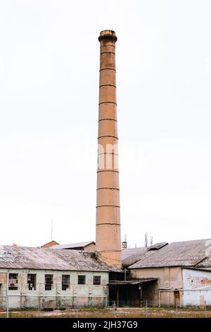 Fotografia dell'alto camino presso la storica Portland Cement Works, attualmente chiusa a Portland, nelle Tablelands centrali in Australia Foto Stock
