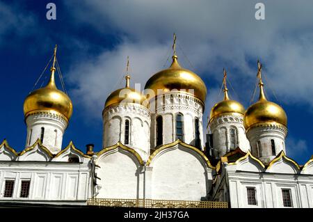 Le cupole della Cattedrale dell'Annunciazione, Cremlino, Mosca, Russia Foto Stock