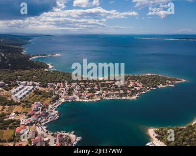 Volo con droni sulla splendida isola di Pag in Croazia, simuni, novalja, spiaggia di zrece Foto Stock