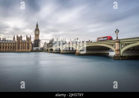 Big ben, le Houses of Parliament e un autobus rosso sul ponte di Westminster, Londra, Regno Unito Foto Stock