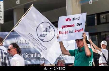 Monaco, Baviera, Germania. 14th luglio 2022. Circa 40 dallo spettro anti-Corona, anti-vaccino, neonazi e Pegida si sono Uniti insieme per protestare contro Bayerischer Rundfunk e la TV e media licenze tasse (GEZ) si devono pagare. Il tema GEZ è un tema che è amato da Reichsbuerger (cittadini sovrani), ma qui è stato riconfezionato e incorporato con opposizione alle misure anti-pandemiche. (Credit Image: © Sachelle Babbar/ZUMA Press Wire) Foto Stock