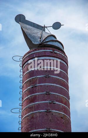 Camini originali di una vecchia birreria contro il cielo blu. Il vecchio edificio della birreria nella città di Nitra, Slovacchia. Foto Stock