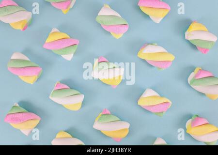 Caramelle multicolore marshmallow su sfondo blu teal Foto Stock