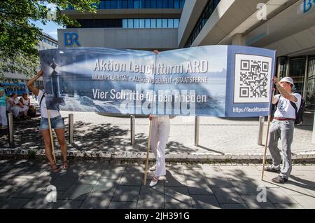 Monaco, Baviera, Germania. 14th luglio 2022. Circa 40 dallo spettro anti-Corona, anti-vaccino, neonazi e Pegida si sono Uniti insieme per protestare contro Bayerischer Rundfunk e la TV e media licenze tasse (GEZ) si devono pagare. Il tema GEZ è un tema che è amato da Reichsbuerger (cittadini sovrani), ma qui è stato riconfezionato e incorporato con opposizione alle misure anti-pandemiche. (Credit Image: © Sachelle Babbar/ZUMA Press Wire) Foto Stock