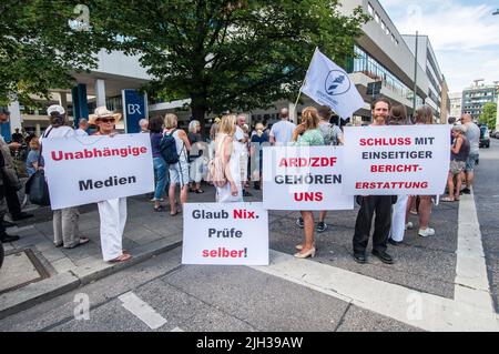 Monaco, Baviera, Germania. 14th luglio 2022. Circa 40 dallo spettro anti-Corona, anti-vaccino, neonazi e Pegida si sono Uniti insieme per protestare contro Bayerischer Rundfunk e la TV e media licenze tasse (GEZ) si devono pagare. Il tema GEZ è un tema che è amato da Reichsbuerger (cittadini sovrani), ma qui è stato riconfezionato e incorporato con opposizione alle misure anti-pandemiche. (Credit Image: © Sachelle Babbar/ZUMA Press Wire) Foto Stock