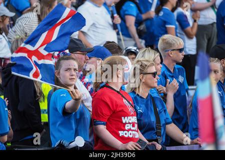 Manchester, Regno Unito. 14th luglio 2022. Manchester, Inghilterra, luglio 14th 2022: I fan dell'Islanda durante la partita di calcio UEFA Womens Euro 2022 tra Italia e Islanda all'Academy Stadium di Manchester, Inghilterra (Natalie Mincher/SPP) Credit: SPP Sport Press Photo. /Alamy Live News Foto Stock