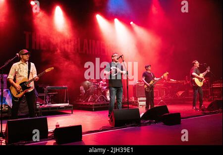 La Scottish Band The Proclaimers, suonando presso la Venue Cymru di Llandudno, nel Galles del Nord il 26th giugno 2022. Foto Stock