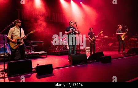 La Scottish Band The Proclaimers, suonando presso la Venue Cymru di Llandudno, nel Galles del Nord il 26th giugno 2022. Foto Stock