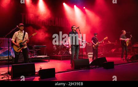 La Scottish Band The Proclaimers, suonando presso la Venue Cymru di Llandudno, nel Galles del Nord il 26th giugno 2022. Foto Stock