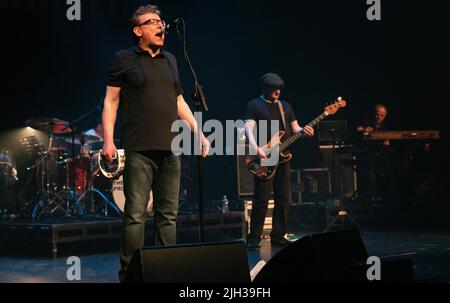 La Scottish Band The Proclaimers, suonando presso la Venue Cymru di Llandudno, nel Galles del Nord il 26th giugno 2022. Foto Stock