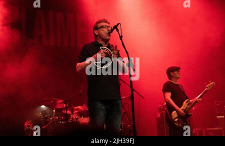 La Scottish Band The Proclaimers, suonando presso la Venue Cymru di Llandudno, nel Galles del Nord il 26th giugno 2022. Foto Stock