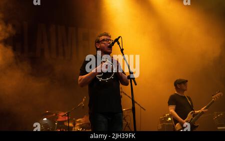 La Scottish Band The Proclaimers, suonando presso la Venue Cymru di Llandudno, nel Galles del Nord il 26th giugno 2022. Foto Stock