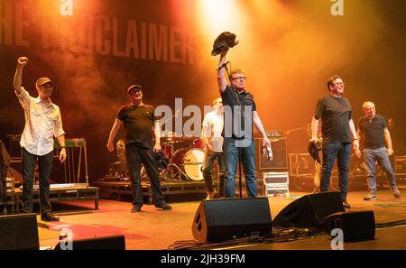 La Scottish Band The Proclaimers, suonando presso la Venue Cymru di Llandudno, nel Galles del Nord il 26th giugno 2022. Foto Stock