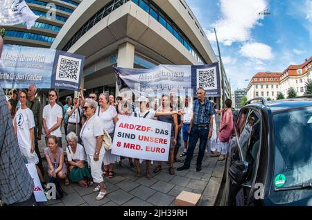 Monaco, Baviera, Germania. 14th luglio 2022. Circa 40 dallo spettro anti-Corona, anti-vaccino, neonazi e Pegida si sono Uniti insieme per protestare contro Bayerischer Rundfunk e la TV e media licenze tasse (GEZ) si devono pagare. Il tema GEZ è un tema che è amato da Reichsbuerger (cittadini sovrani), ma qui è stato riconfezionato e incorporato con opposizione alle misure anti-pandemiche. (Credit Image: © Sachelle Babbar/ZUMA Press Wire) Foto Stock