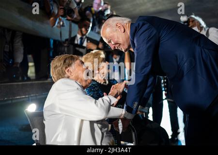 Gerusalemme, Israele. 14th luglio 2022. Il presidente degli Stati Uniti Joe Biden, parla con i sopravvissuti all'Olocausto Rena Quin, a sinistra, e Giselle Cycowicz, a destra, durante una visita alla Sala della memoria del Museo commemorativo dell'Olocausto di Yad Vashem, 14 luglio 2022 a Gerusalemme, Israele. Credit: Adam Schultz/White House Photo/Alamy Live News Foto Stock