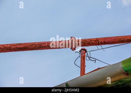 Pipeline contro il cielo blu. Il vecchio edificio della birreria nella città di Nitra, Slovacchia. Foto Stock