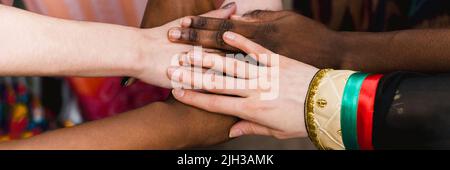 Diversità nazionale. Persone di diversa apparenza e nazionalità si trovano in cerchio e tengono le mani. Team building e partnership business c Foto Stock