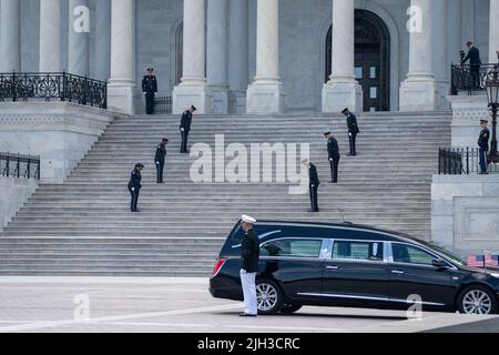 DC-Hill. Il team militare del distretto di Washington Casket si prepara a portare i resti di Woody Williams lungo i gradini del centro del fronte est su Capitol Hill per il Chief Warrant Officer Officer 4 Hershel Woodrow “Woody” Williams nella Rotunda giovedì 14 luglio 2022. Williams, l'ultimo destinatario vivente della medaglia d'onore della seconda guerra mondiale, è scomparsa all'inizio della mattinata del 29 giugno 2022. Durante la seconda guerra mondiale, Williams servì in Nuova Caledonia, Guadalcanal e Guam prima di atterrare a Iwo Jima dove le sue azioni gli valsero la Medaglia d'onore. (Foto di Haiyun Jiang/Pool/Sipa USA) Foto Stock